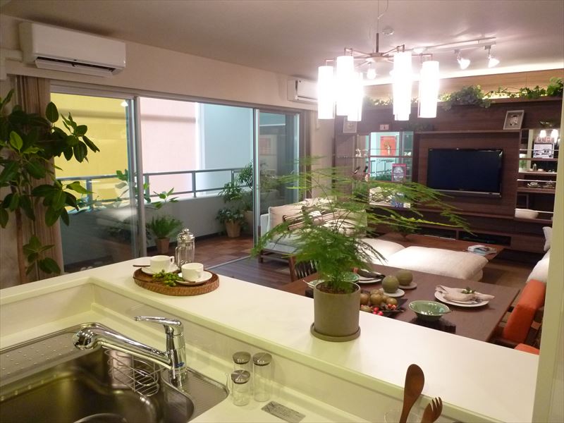 キッチンからリビング