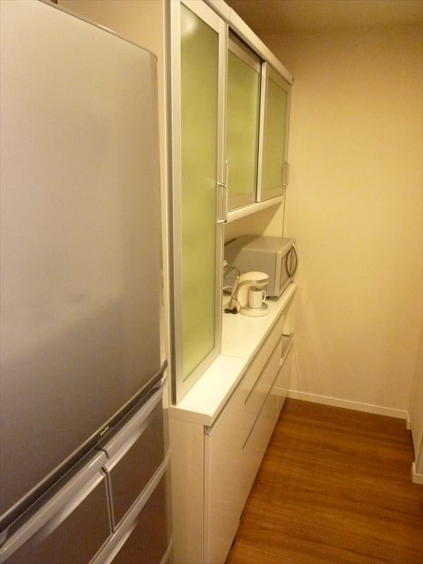 キッチン 冷蔵庫と収納棚