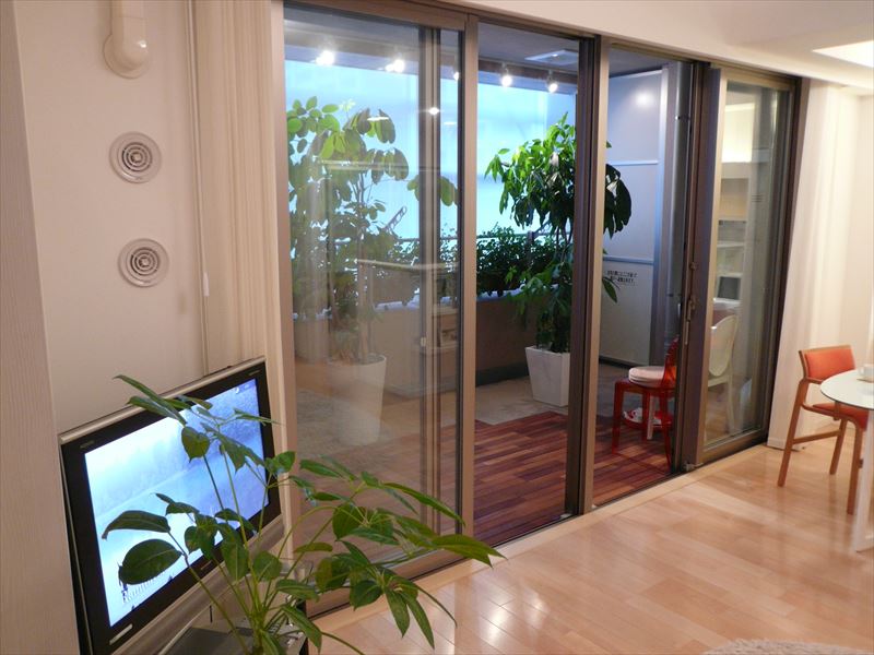 リビングからバルコニー モデルルーム