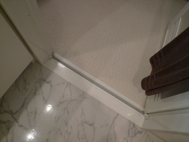 ユニットバスと洗面所の境 モデルルーム