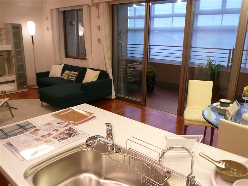 キッチンからリビング・ダイニング モデルルーム