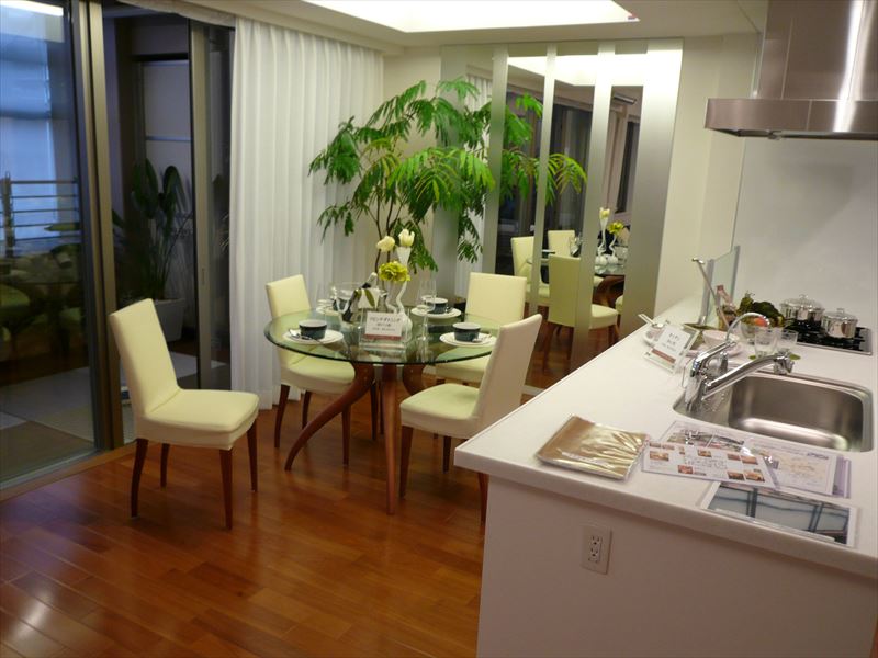 リビングからダイニング モデルルーム