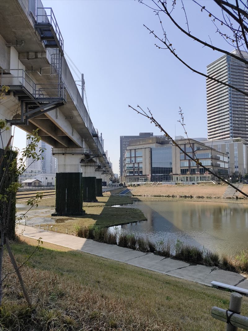 柏の葉アクアテラスと「つくばエクスプレス線」高架