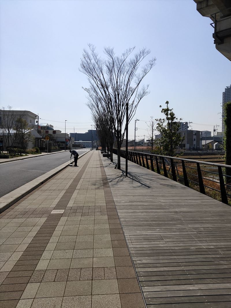 柏の葉アクアテラス歩道　いつも綺麗に掃除されています。