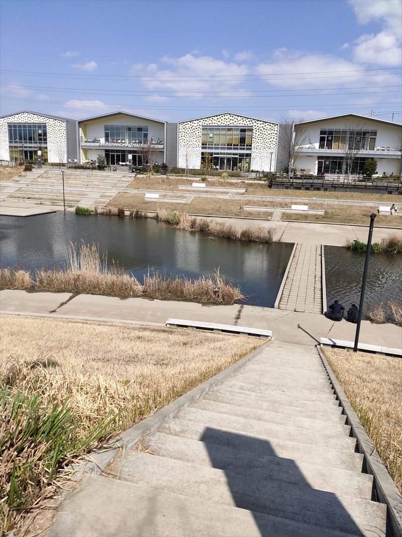 柏の葉アクアテラス側面　調整池の中央は橋があり渡れます。