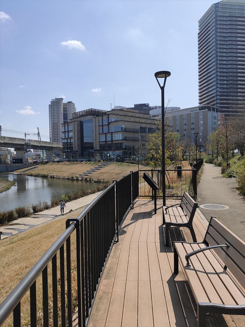 柏の葉アクアテラス　犬を連れて散歩されている方がとても