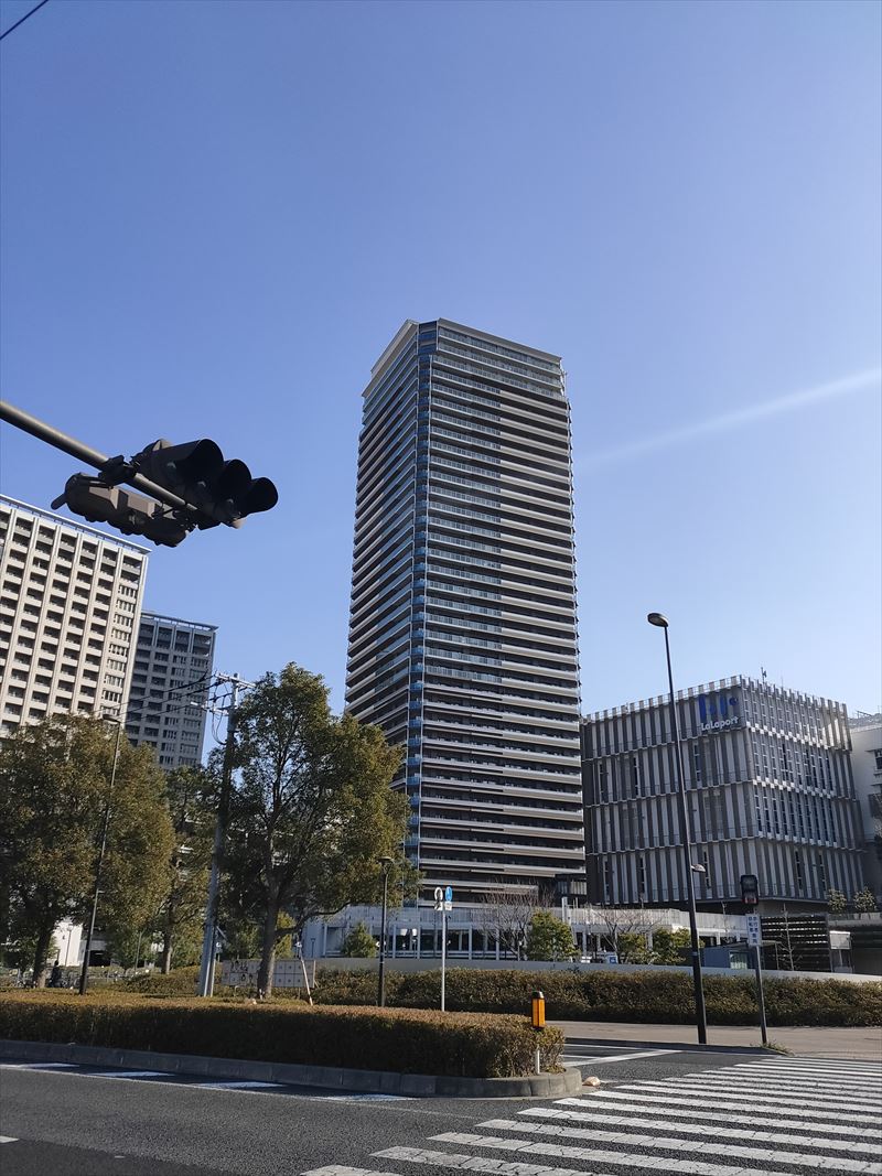 千葉大学前より外観を撮影 パークシティ柏の葉キャンパス ザ・ゲートタワー