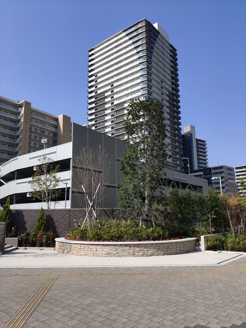 パークシティ柏の葉キャンパス サウスマークタワー北西側外観と自走式駐車場