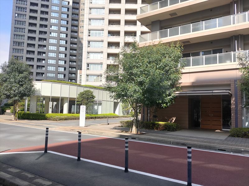 E棟エントランスと管理棟