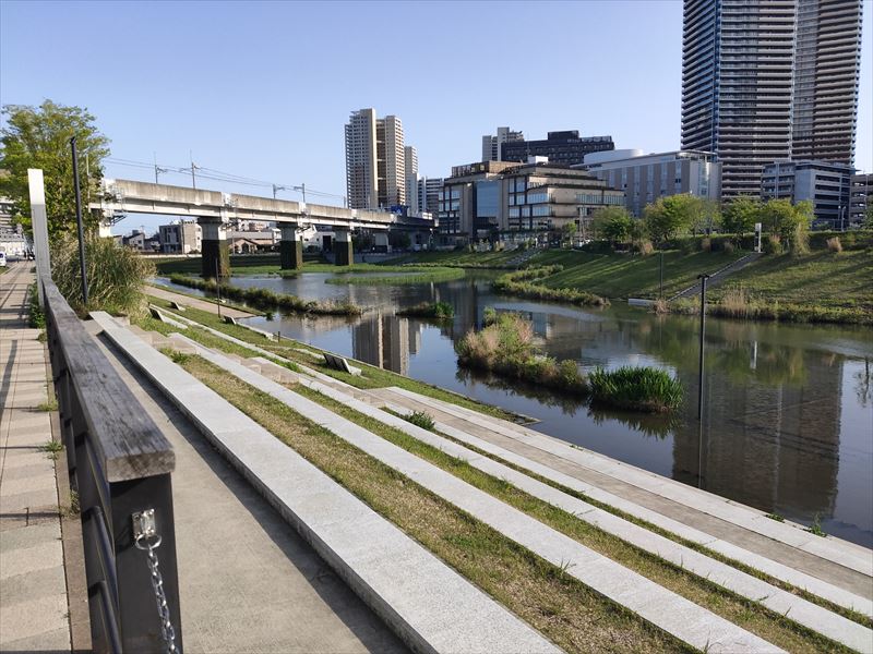 柏の葉アクアテラス　周囲はベンチになっています