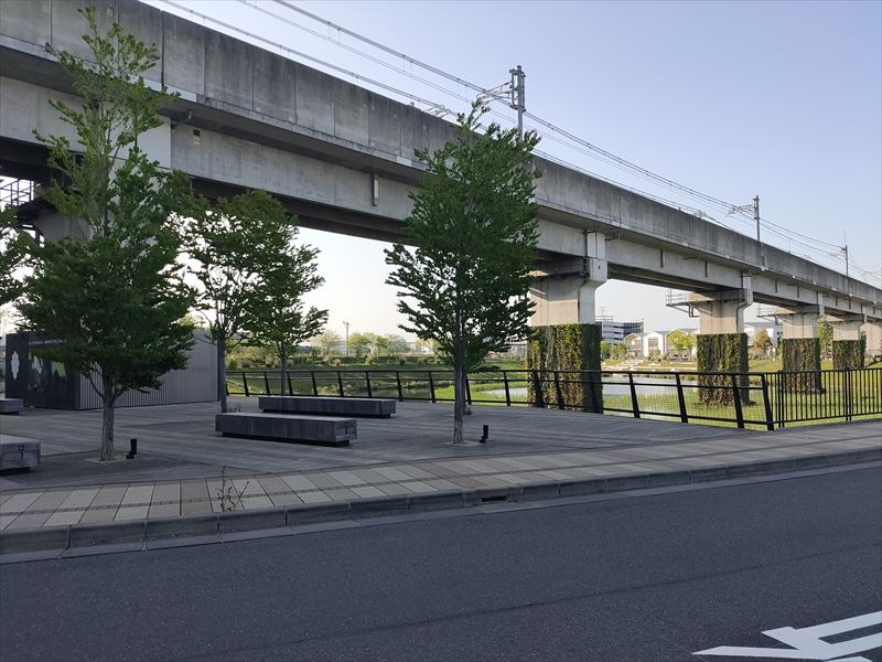 柏の葉アクアテラスと「つくばエクスプレス線」高架