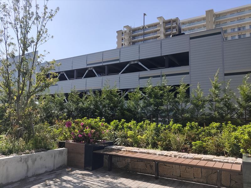 パークシティ柏の葉キャンパス サウスマークタワー 駐車場とベンチ