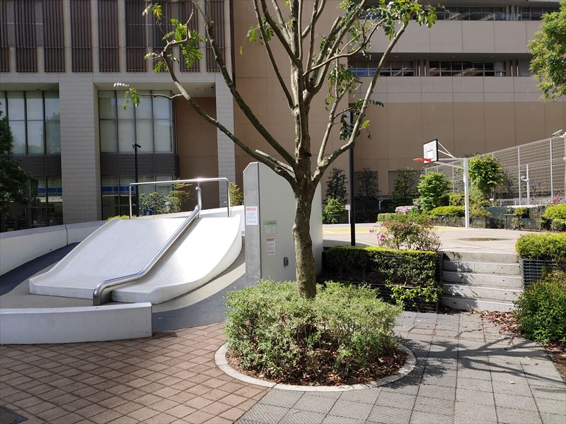 滑り台とバスケットコート パークシティ柏の葉キャンパス ザ・ゲートタワー