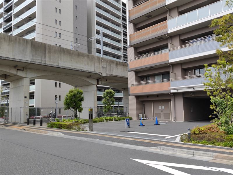 サウスフロントと「つくばエクスプレス線」高架や、隣のマンションとの距離・位置関係