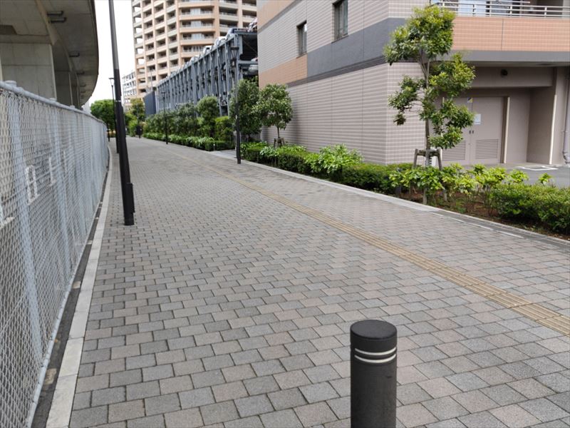 つくばエクスプレス線高架横の歩道 パークシティ柏の葉キャンパス サウスフロント